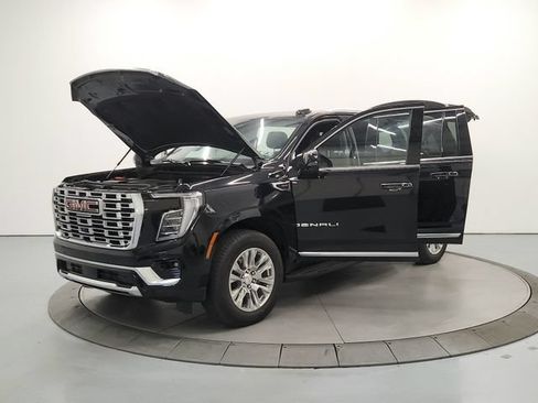 Used 2025 GMC Yukon XL Denali AWD/4WD image 12