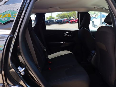 Used 2019 Jeep Cherokee Latitude w/ Popular Appearance Group FWD image 27