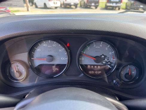 Used 2017 Jeep Wrangler Unlimited Sahara AWD/4WD image 12
