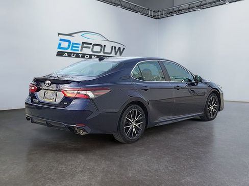 Used 2021 Toyota Camry SE image 3