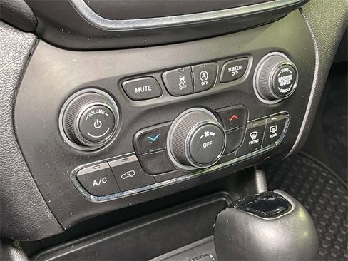 Used 2020 Jeep Cherokee Latitude Plus image 29