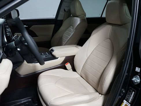 Certified 2021 Toyota Highlander XLE FWD image 26