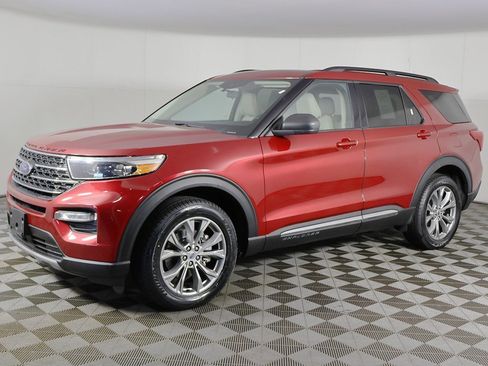 Used 2022 Ford Explorer XLT w/ Equipment Group 202A image 8