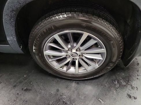 Used 2019 Toyota Highlander XLE AWD/4WD image 10