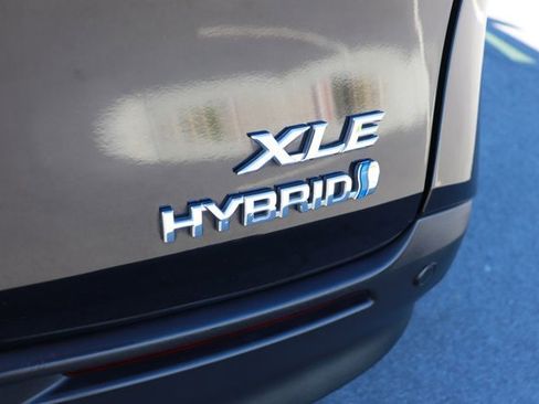 Used 2023 Toyota Sienna XLE image 6