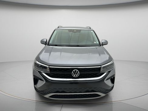 Used 2023 Volkswagen Taos SE FWD image 2