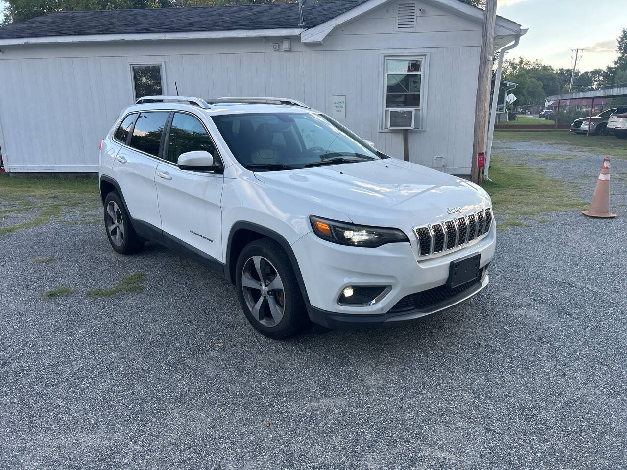 Used 2019 Jeep Cherokee Limited FWD image 4