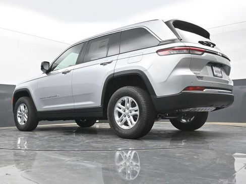 Used 2025 Jeep Grand Cherokee Laredo AWD/4WD image 41