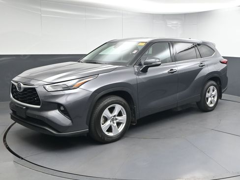 Certified 2022 Toyota Highlander LE image 4