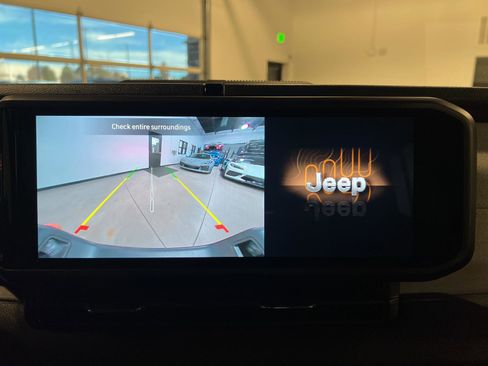 Used 2025 Jeep Gladiator Sport image 18