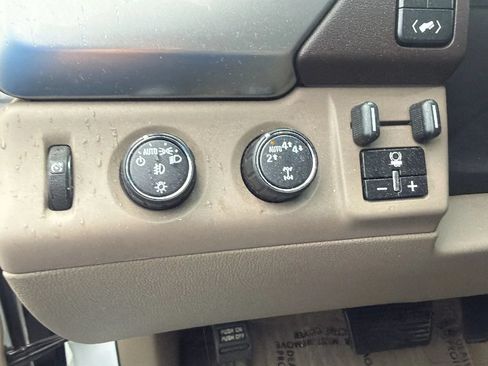 Used 2019 Chevrolet Suburban LT w/ Luxury Package AWD/4WD image 15