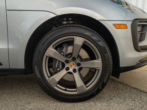 Certified 2025 Porsche Macan image 13