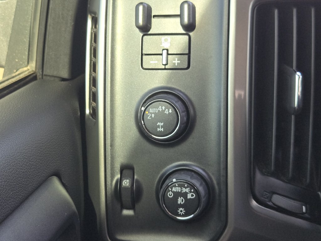 Used 2018 Chevrolet Silverado 1500 LT w/ Texas Edition AWD/4WD image 17