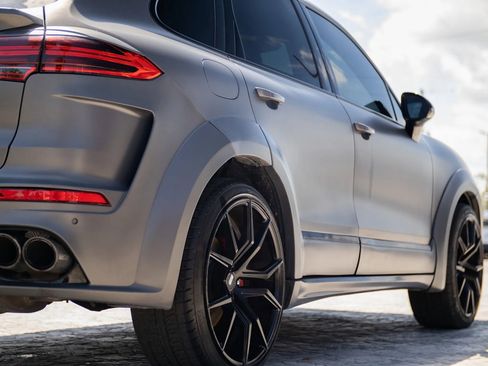 Used 2015 Porsche Cayenne Turbo AWD/4WD image 19