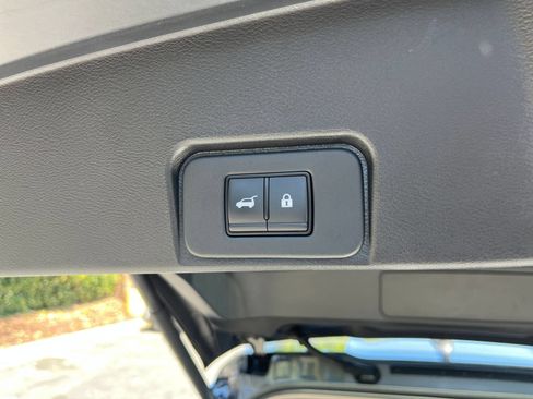 Used 2025 Nissan Rogue SV AWD/4WD image 19
