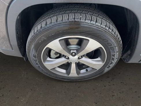 Used 2021 Jeep Cherokee Limited AWD/4WD image 9