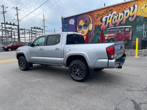 Used 2020 Toyota Tacoma SR5 AWD/4WD image 3