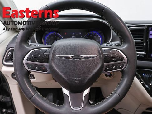 Used 2023 Chrysler Pacifica Touring-L FWD image 10