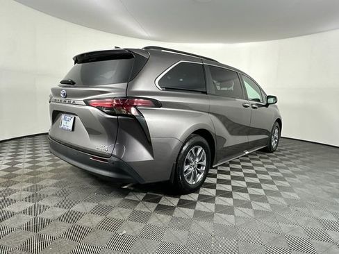 Used 2022 Toyota Sienna XLE w/ XLE Plus Package image 6