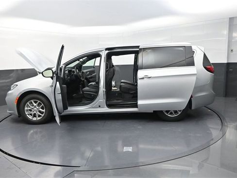 New 2026 Chrysler Pacifica Select image 28