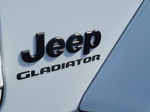 Certified 2022 Jeep Gladiator Sport AWD/4WD image 7