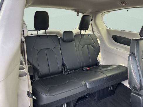 Used 2017 Chrysler Pacifica Touring-L Plus image 33