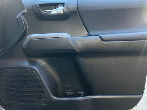 Used 2016 Toyota Tacoma TRD Sport image 13