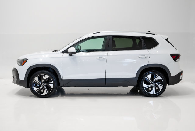 Used 2025 Volkswagen Taos SE AWD/4WD image 32