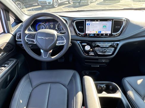 New 2026 Chrysler Pacifica Select image 8
