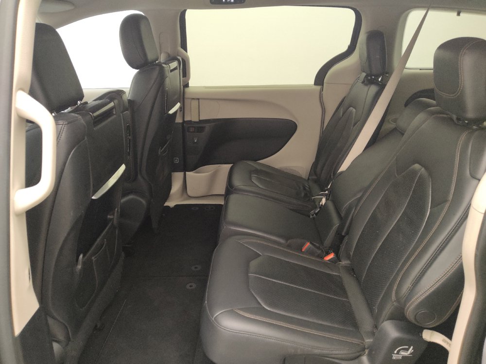 Used 2017 Chrysler Pacifica Touring-L Plus w/ Advanced Safetytec Group FWD image 18