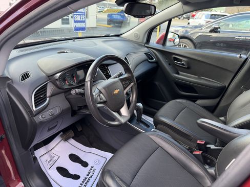 Used 2022 Chevrolet Trax LT w/ LT Convenience Package image 12