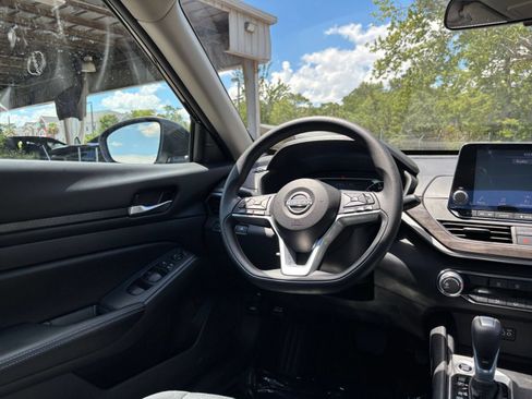 Used 2025 Nissan Altima 2.5 SV FWD image 34