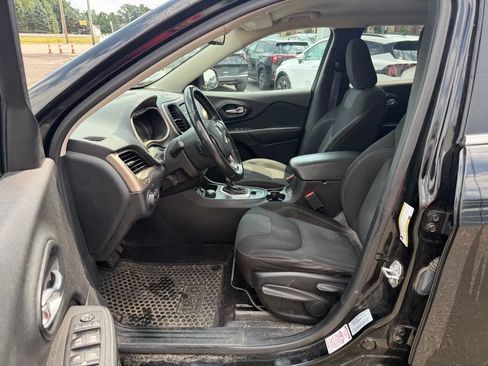 Used 2017 Jeep Cherokee Latitude w/ Cold Weather Group AWD/4WD image 9