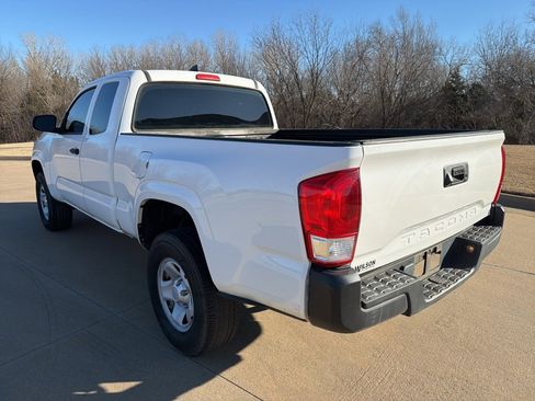 Used 2016 Toyota Tacoma SR5 image 3