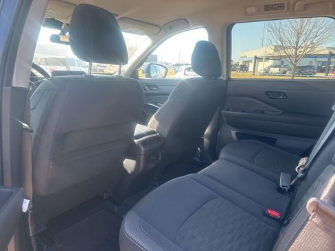 Used 2025 Nissan Pathfinder SV image 3