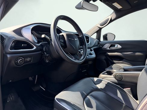Used 2020 Chrysler Pacifica Limited FWD image 3