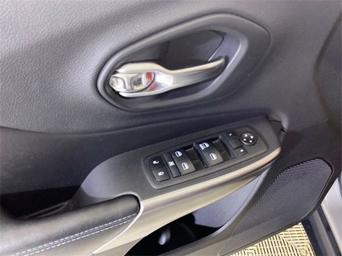 Used 2019 Jeep Cherokee Latitude w/ Cold Weather Group image 26
