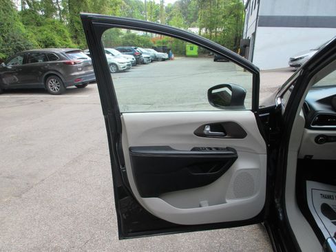 Used 2021 Chrysler Voyager Lxi FWD image 10