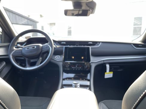 New 2025 Jeep Grand Cherokee 4WD image 14