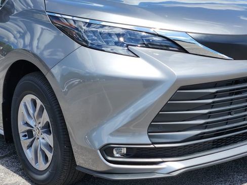 New 2026 Toyota Sienna XLE image 7