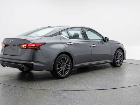 Used 2025 Nissan Altima 2.5 SV image 9