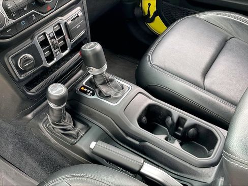 Used 2022 Jeep Wrangler Unlimited Sahara w/ Cold Weather Group AWD/4WD image 13