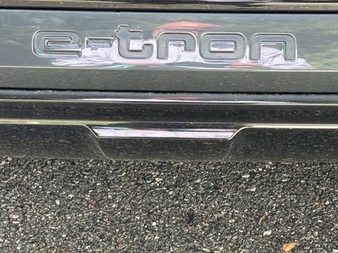 Used 2024 Audi Q8 e-tron Premium Plus w/ Premium Plus Package AWD/4WD image 18