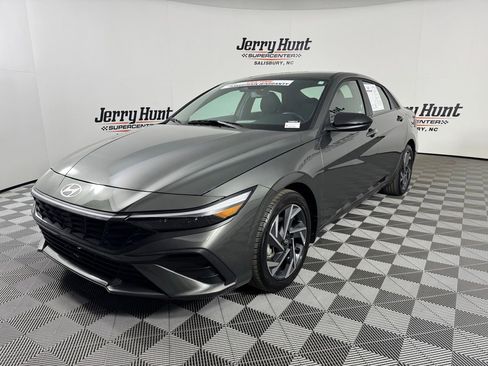 Used 2025 Hyundai Elantra Sport image 16