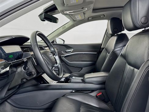 Used 2019 Audi e-tron Prestige w/ Prestige Package image 13