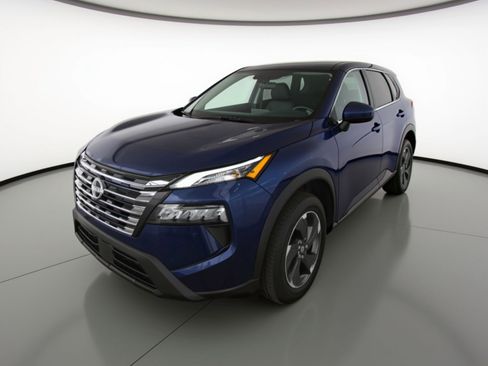 Used 2025 Nissan Rogue SV image 3