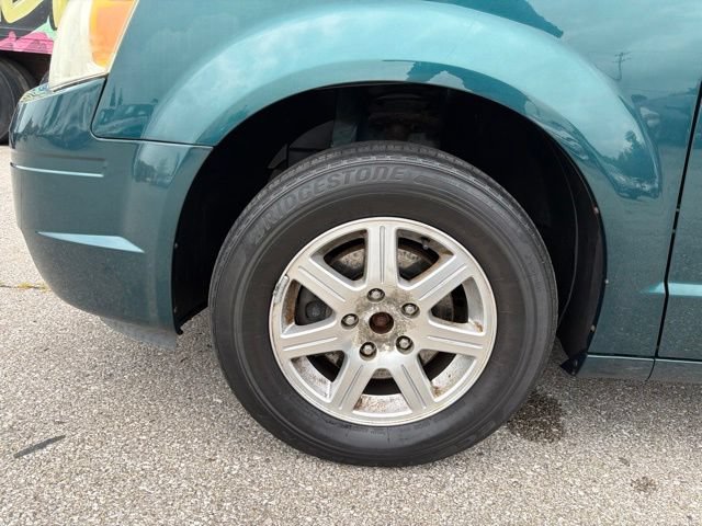 Used 2009 Chrysler Town & Country Touring w/ Entertainment Group #2 FWD image 34