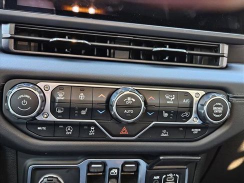 Used 2025 Jeep Gladiator Sport image 16