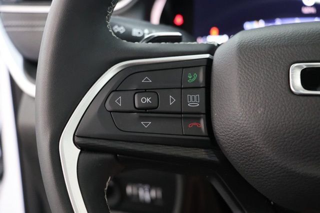 Used 2023 Jeep Grand Cherokee Altitude AWD/4WD image 19
