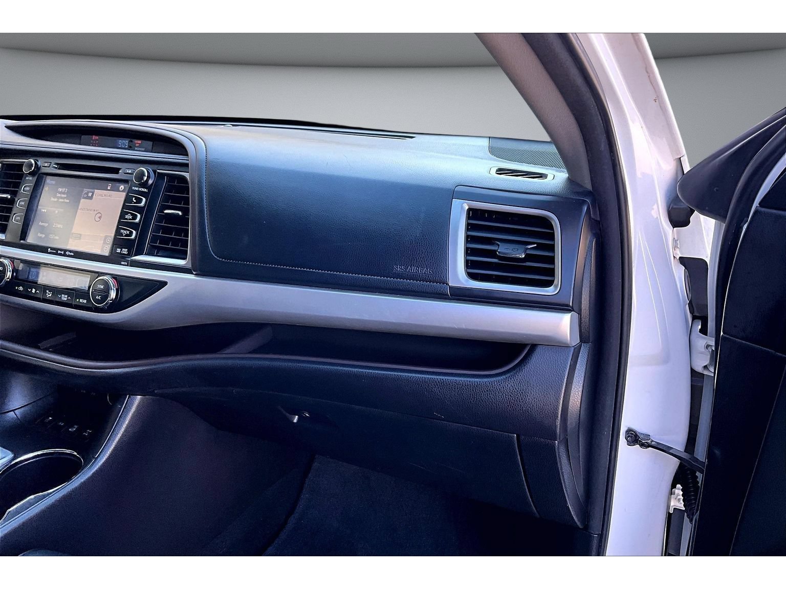Used 2017 Toyota Highlander XLE w/ Carpet Mat Package AWD/4WD image 50